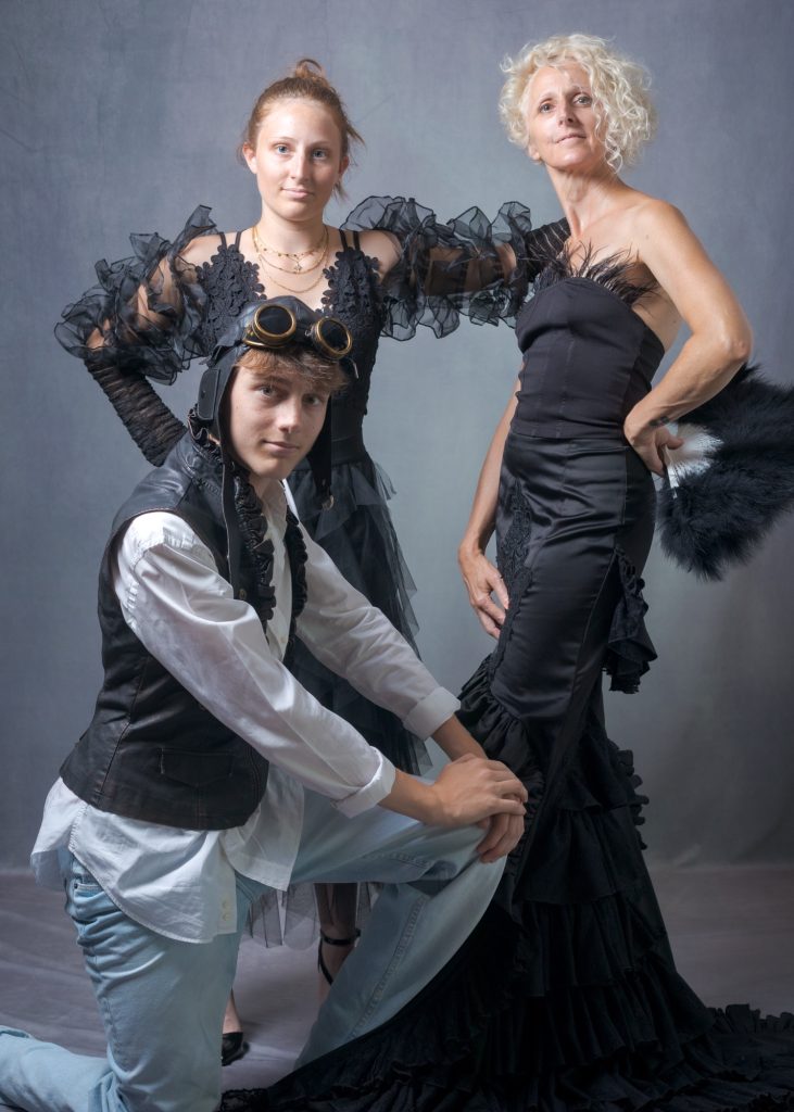 Séance photo book portrait pour famille avec Caroline Céo et Lomé burlesque costumés par Céline pivoine eyes femme photographe au studio photo location à Montreuil 93 près de Rosny sous bois