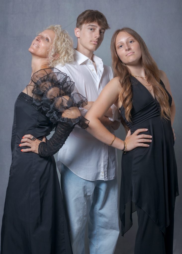 Séance photo book portrait pour famille avec Caroline Céo et Lomé debout fiers par Céline pivoine eyes femme photographe au studio photo location à Montreuil 93 près de Paris