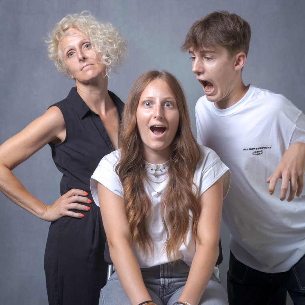 Séance photo book portrait pour famille avec Caroline Céo et Lomé debout grimaces par Céline pivoine eyes femme photographe au studio photo location à Montreuil 93 près de Vincennes 