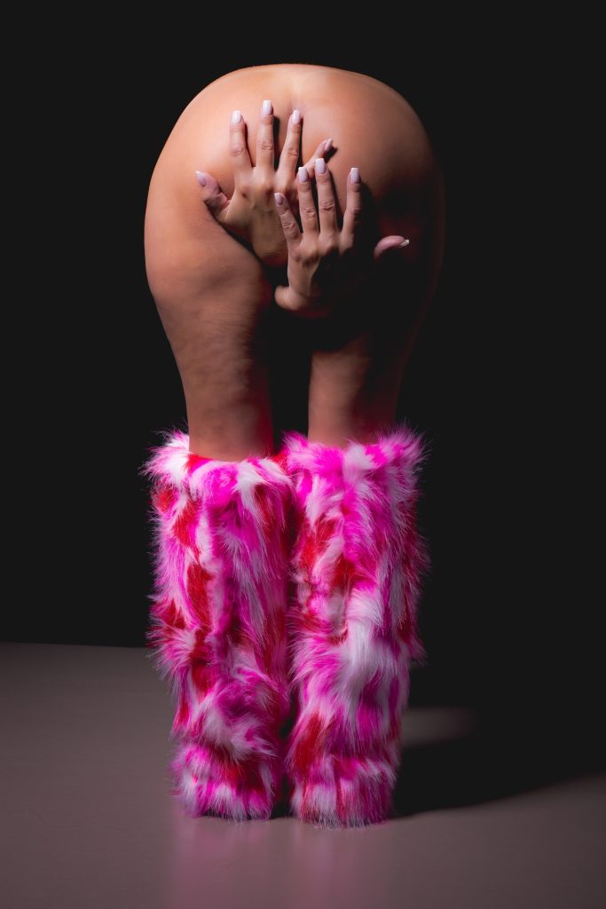 Séance photo shooting boudoir lingerie calendrier sensualité pour femme nue avec Muriel par femme photographe céline pivoine eyes au studio photo location à Montreuil près de Nogent sur Marne fesses mains bottes fourrure roses 