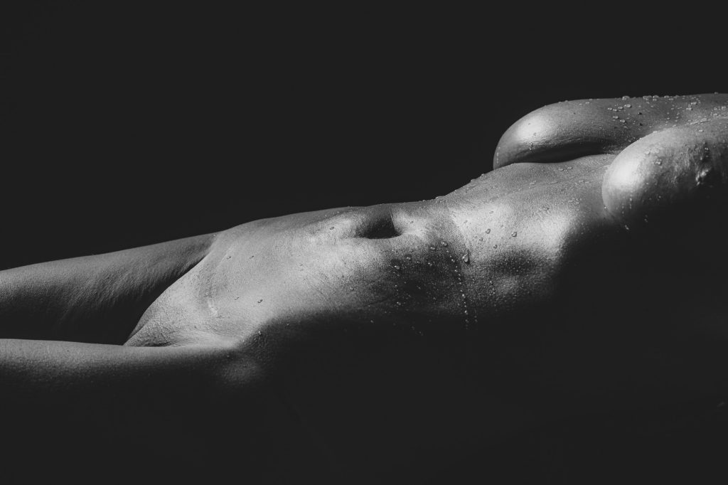Séance photo shooting boudoir lingerie calendrier sensualité pour femme nue avec Muriel par femme photographe céline pivoine eyes au studio photo location à Montreuil près de Vincennes clair obscur corps noir et blanc topless