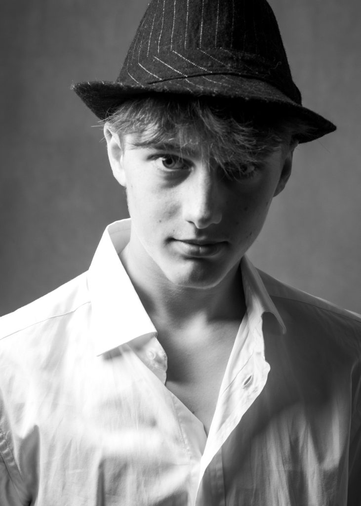 Séance photo book portrait pour ado jeune homme modèle avec Céo chapeau noir et blanc par Céline pivoine eyes femme photographe au studio photo location à Montreuil 93 près de Paris