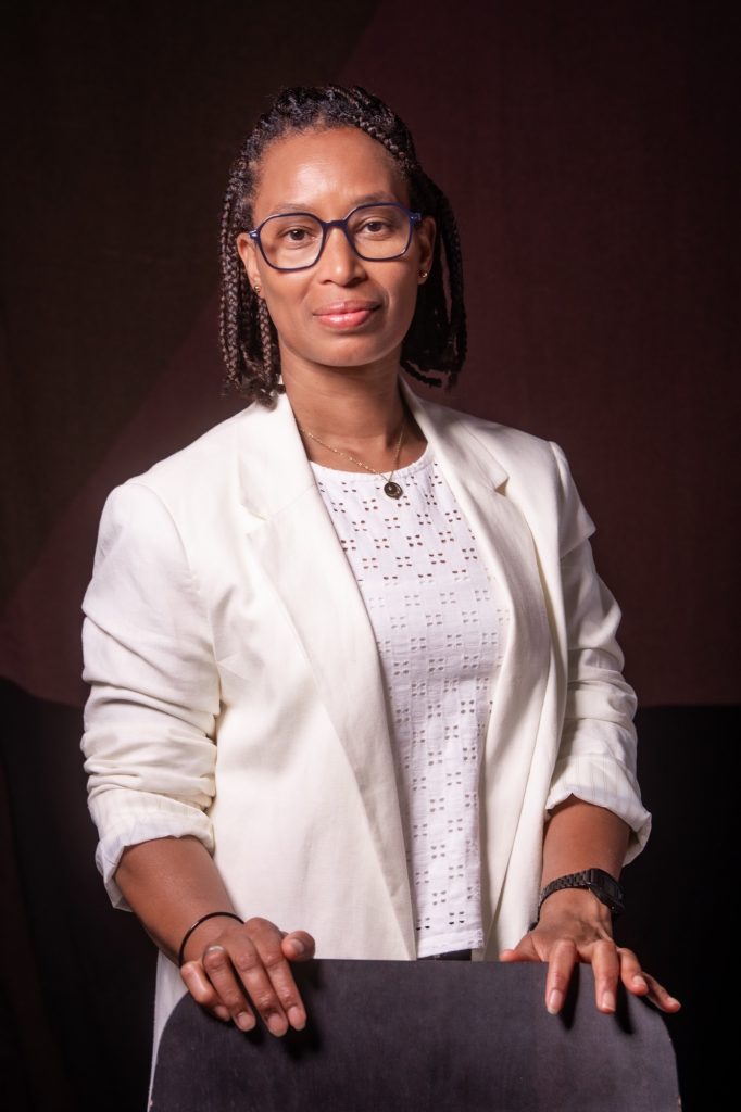 Séance photo professionnelle corporate pour cv Linkedin avec Clarisse femme lunettes métisse sérieux par céline pivoine eyes femme photographe au studio photo location à Montreuil 93 près de Rosny sous bois