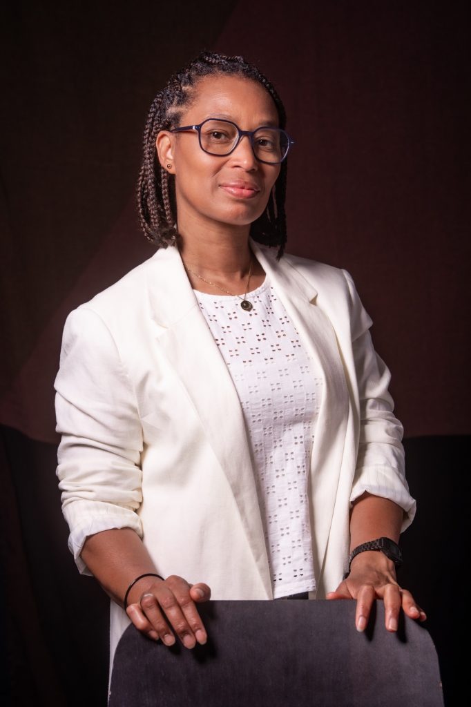 Séance photo professionnelle corporate pour cv Linkedin avec Clarisse femme lunettes métisse charme par céline pivoine eyes femme photographe au studio photo location à Montreuil 93 près de Paris