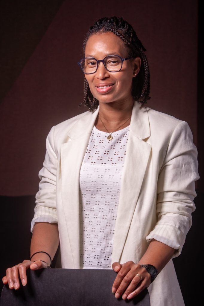 Séance photo professionnelle corporate pour cv Linkedin avec Clarisse femme lunettes métisse sourire par céline pivoine eyes femme photographe au studio photo location à Montreuil 93 près de Vincennes