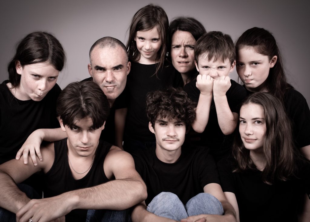 photographe famille portrait enfant à Montreuil 93 près de Paris au studio photo location Céline pivoine eyes femme photographe groupe neuf personnes émotion la colère