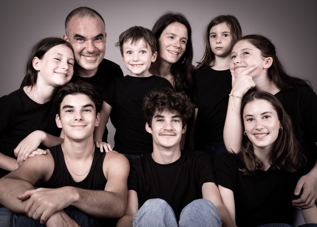 photographe famille portrait enfant à Montreuil 93 près de Romainville au studio photo location Céline pivoine eyes femme photographe groupe neuf personnes émotion la joie