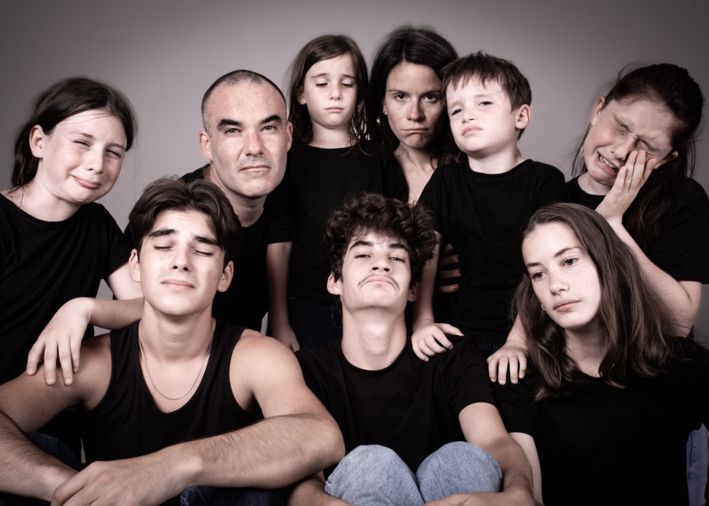 photographe famille portrait enfant à Montreuil 93 près de Fontenay sous bois au studio photo location Céline pivoine eyes femme photographe groupe neuf personnes émotion la tristesse