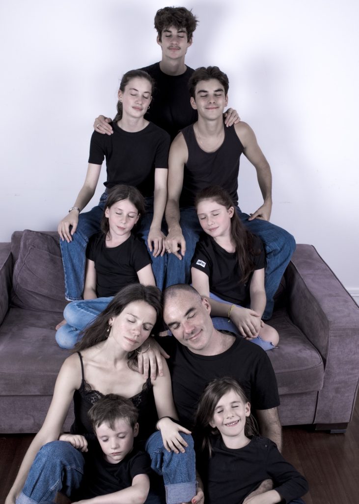 photographe famille portrait enfant à Montreuil 93 près du Val de Marne au studio photo location Céline pivoine eyes femme photographe groupe neuf personnes pyramide humaine yeux fermés
