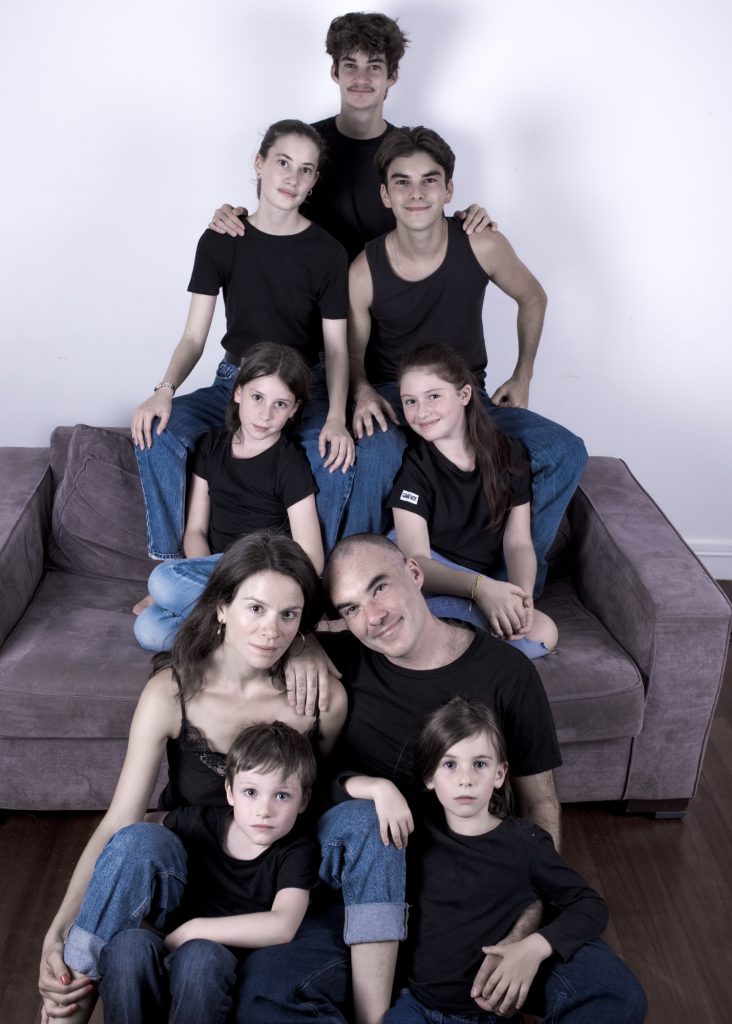 photographe famille portrait enfant à Montreuil 93 près de Nogent sur Marne au studio photo location Céline pivoine eyes femme photographe groupe neuf personnes pyramide humaine yeux ouverts