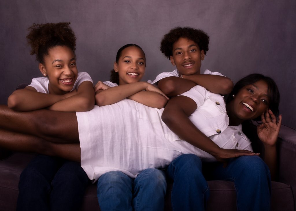 Séance photographe famille enfant métisses avec Audrey, Louise, charlotte et Jules tout sourire complicité et humour par Céline pivoine eyes femme photographe au studio photo location à Montreuil 93 près de Vincennes