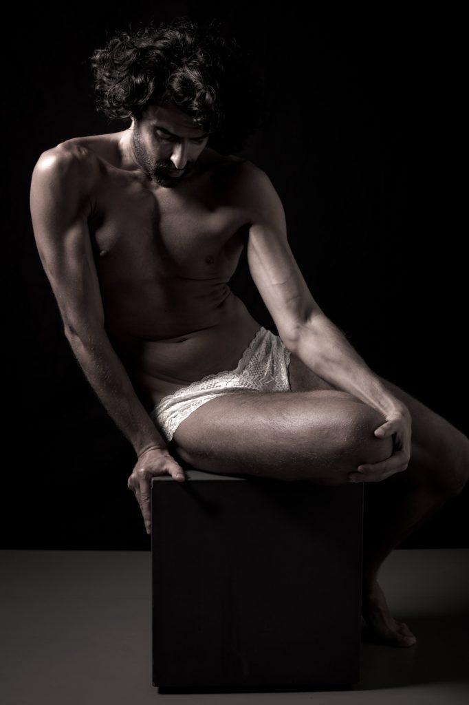 Séance photo shooting pour homme modèle musclé Koplje série les féminins lingerie culotte dentelles blanches nu expressif par Céline Pivoine Eyes femme photographe au studio photo location à Montreuil 93 près de Rosny sous bois