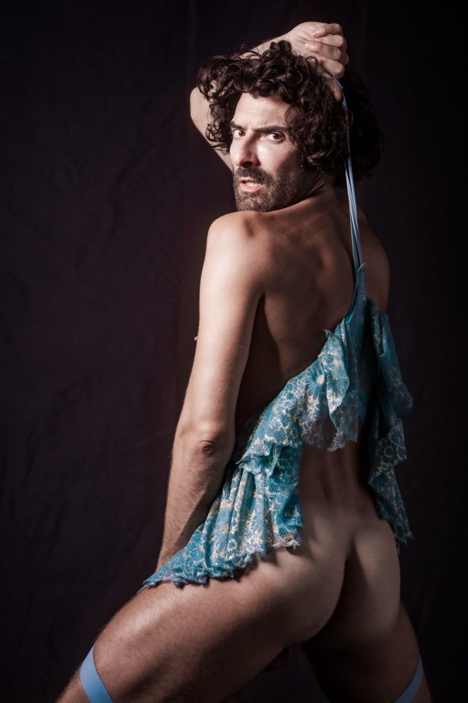 Séance photo shooting pour homme modèle musclé Koplje série les féminins lingerie verte jarretelles dos fesses nu expressif par Céline Pivoine Eyes femme photographe au studio photo location à Montreuil 93 près de Nogent sur marne