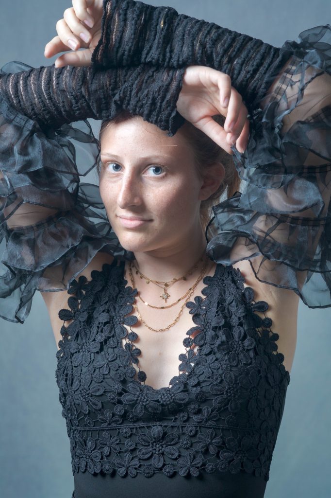 Séance photo book portrait pour ado jeune femme modèle avec Lomé gants à tulle et body dentelle noire par Céline pivoine eyes femme photographe au studio photo location à Montreuil 93 près de Paris