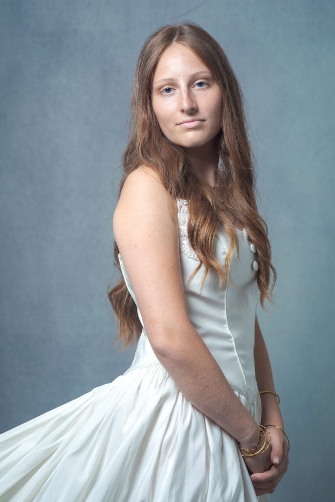 Séance photo book portrait pour ado jeune femme modèle avec Lomé robe de mariée profil par Céline pivoine eyes femme photographe au studio photo location à Montreuil 93 près de Vincennes
