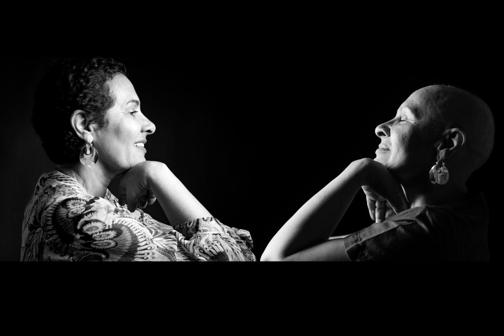 Myriam miroir de deux portraits femme cancer avant après nb par femme photographe celine pivoine eyes au studio photo location à Montreuil 93 près de Paris