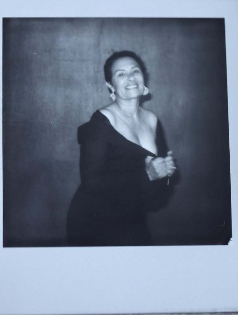 Portrait femme noir et blanc au polaroid par femme photographe Céline pivoine eyes au studio photo location à Montreuil 93 près de Vincennes