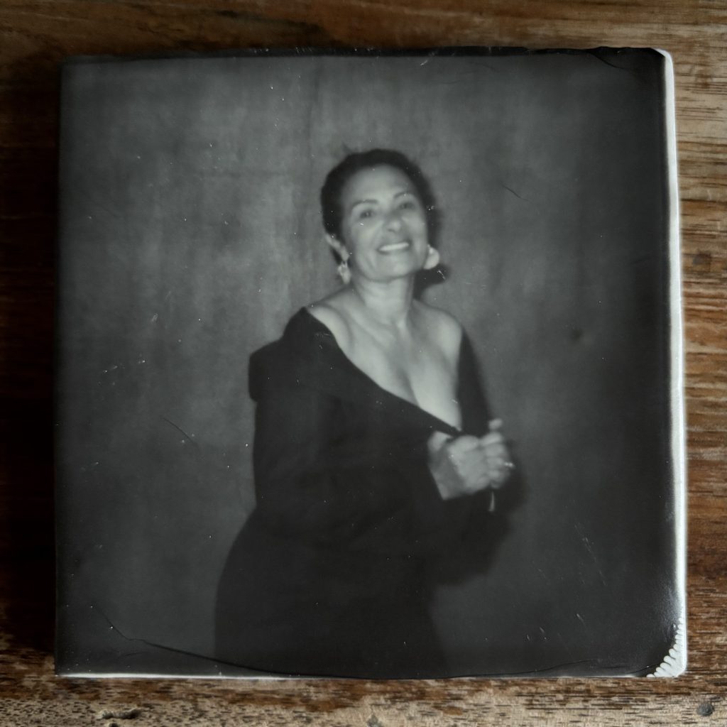 Portrait femme noir et blanc au polaroid transféré émulsion lift sur carrelage par femme photographe Céline pivoine eyes au studio photo location à Montreuil 93 près de Vincennes