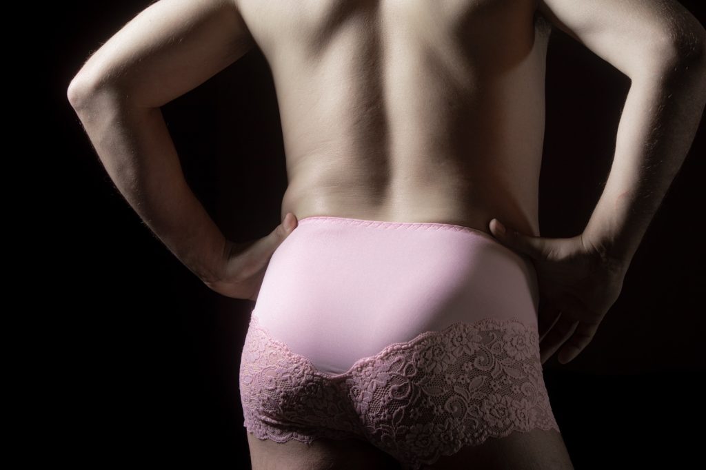 séance photo shooting boudoir lgbtqia+ homme féminin lingerie culotte dentelle rose de dos muscle par femme photographe céline pivoine eyes au studio photo location à Montreuil 93 près de Paris