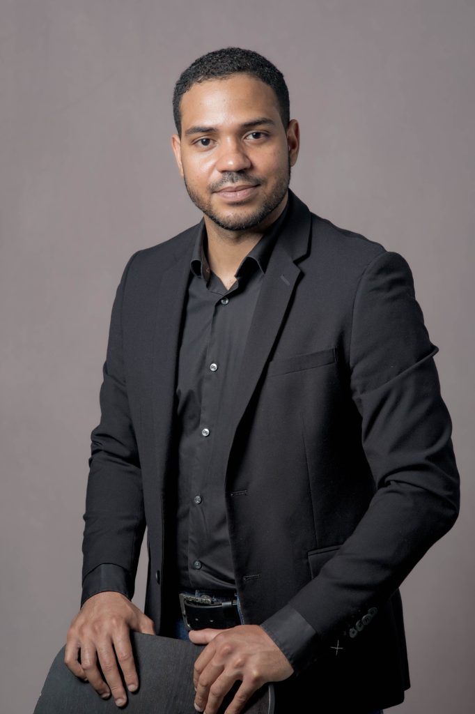 Séance photo corporate professionnel LinkedIn et CV par femme photographe Céline pivoine eyes au studio photo location 93 en Île de France avec Yohan homme métisse chemise noire veste noire