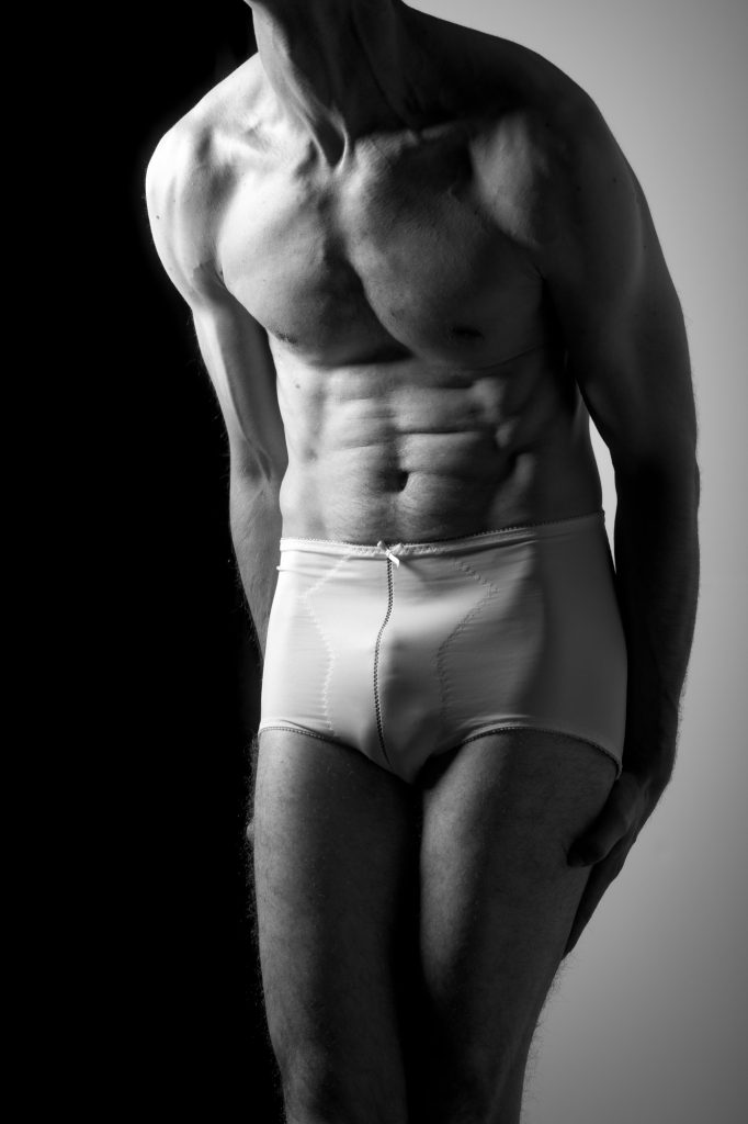 Séance boudoir lingerie masculine féminin pour homme avec Christophe muscle gaine fond noir et blanc damier par Céline Pivoine Eyes femme photographe au studio photo location à Montreuil près de Paris