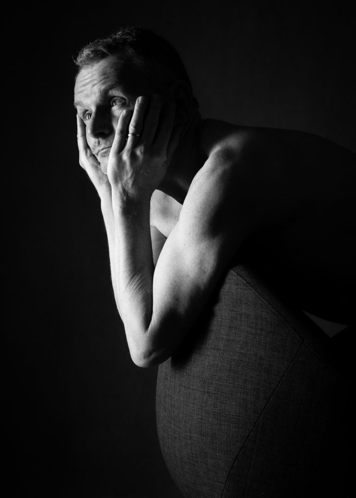 Séance photo estime de soi nu artistique pour homme mature sénior silver avec Jean-Yves en noir et blanc au studio photo de Céline Pivoine Eyes femme photographe à Montreuil 93 près de Noisy le sec portrait mains strabisme 