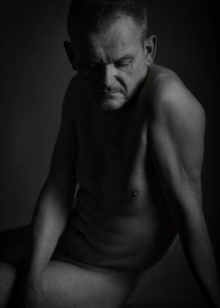 Séance photo estime de soi nu artistique pour homme mature sénior silver avec Jean-Yves en noir et blanc au studio photo de Céline Pivoine Eyes femme photographe à Montreuil 93 près de Fontenay sous bois portrait intime