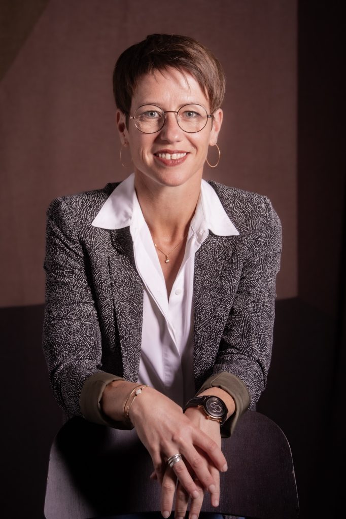 Séance photo profil professionnelle portrait cv Linkedin pour femme avec Lucie par femme photographe céline pivoine eyes au studio photo location à Montreuil près de Paris sourire en veste et chemise lunettes 