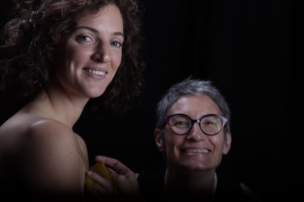 Backstage séance photo location par Michel du studio photo à Montreuil 93 de Céline Pivoine Eyes femme photographe près de Noisy le sec avec Chiara modèle femme portrait sourire