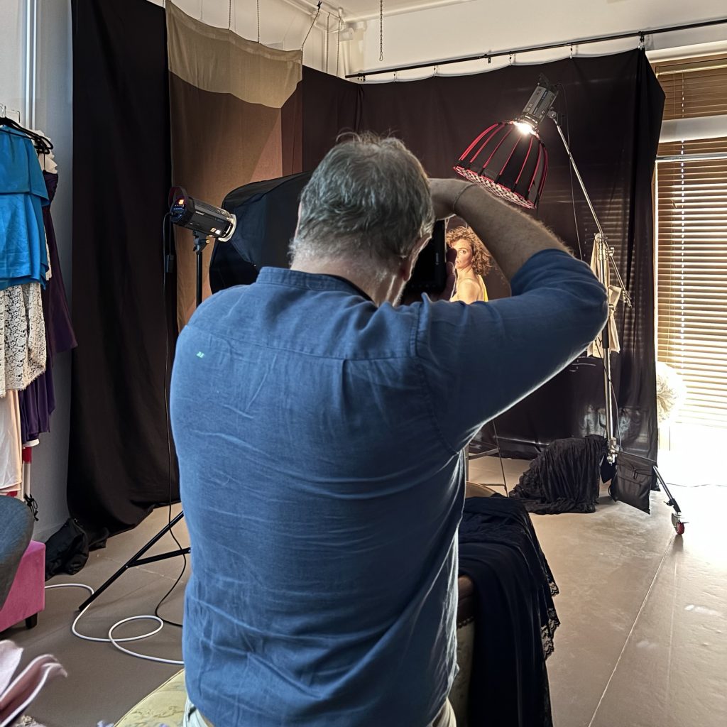 Backstage séance photo location par Michel du studio photo à Montreuil 93 de Céline Pivoine Eyes femme photographe près de Bagnolet avec Chiara modèle pris de vue