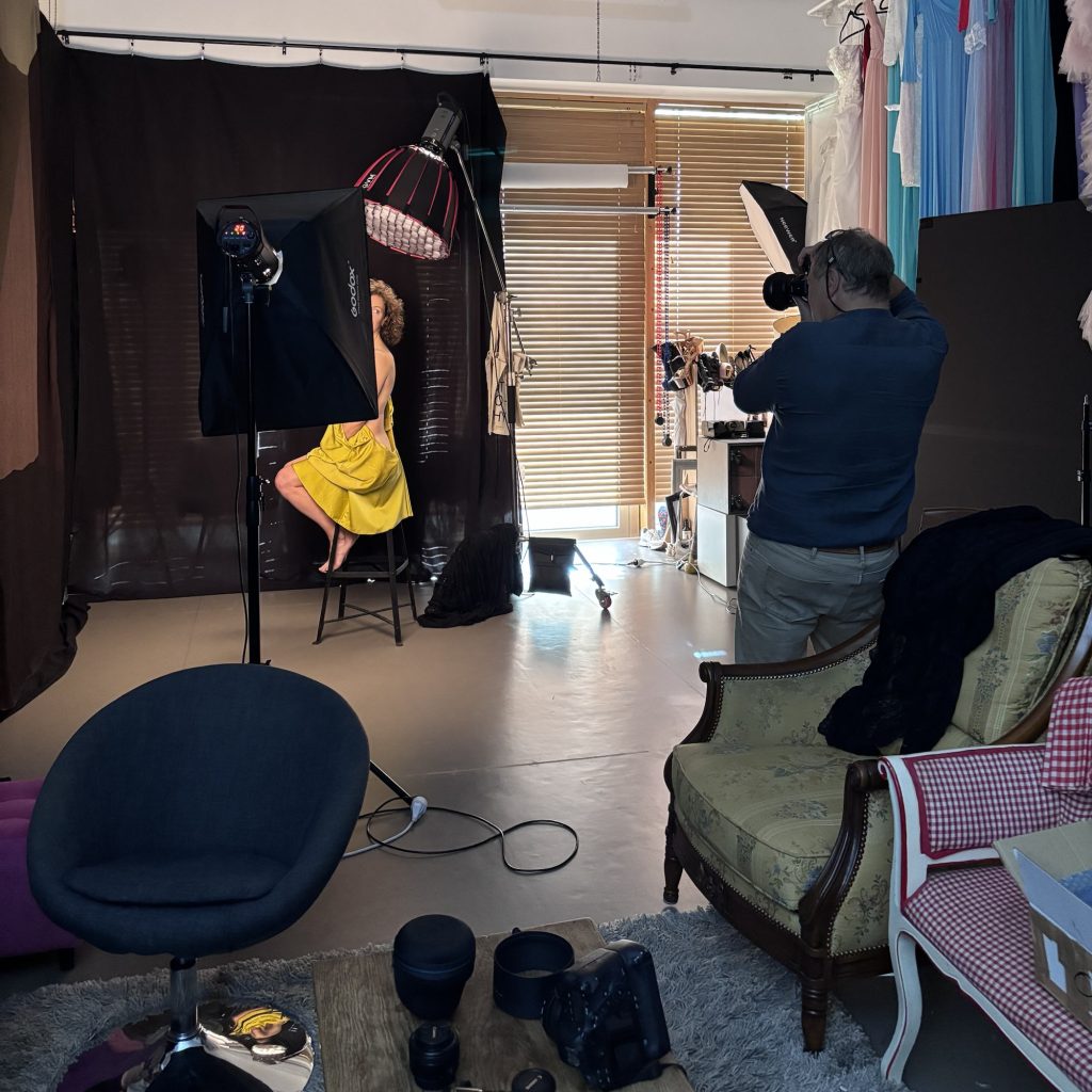 Backstage séance photo location par Michel du studio photo à Montreuil 93 de Céline Pivoine Eyes femme photographe près de Romainville avec Chiara modèle pris de vue