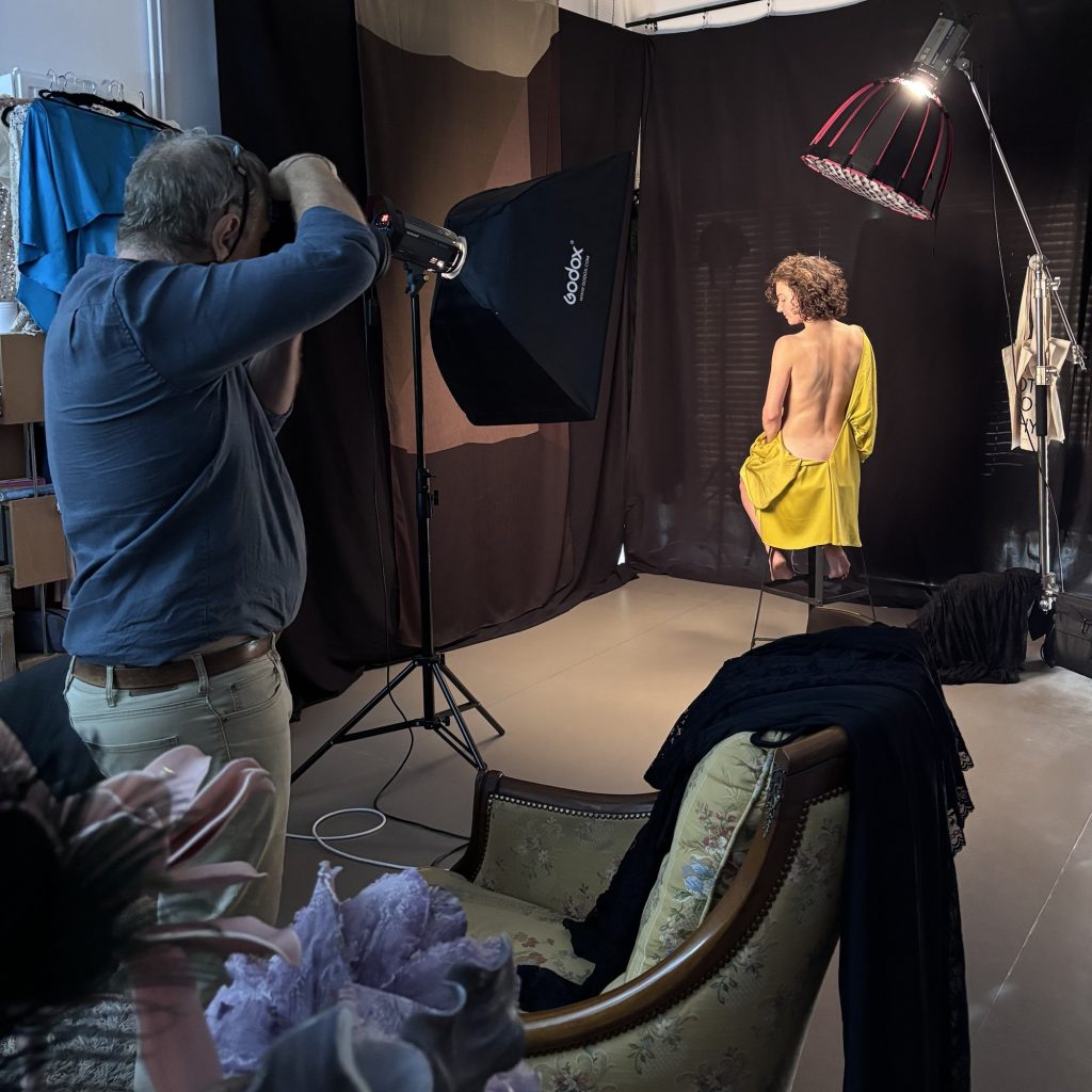 Backstage séance photo location par Michel du studio photo à Montreuil 93 de Céline Pivoine Eyes femme photographe près de Fontenay sous Bois avec Chiara modèle pris de vue