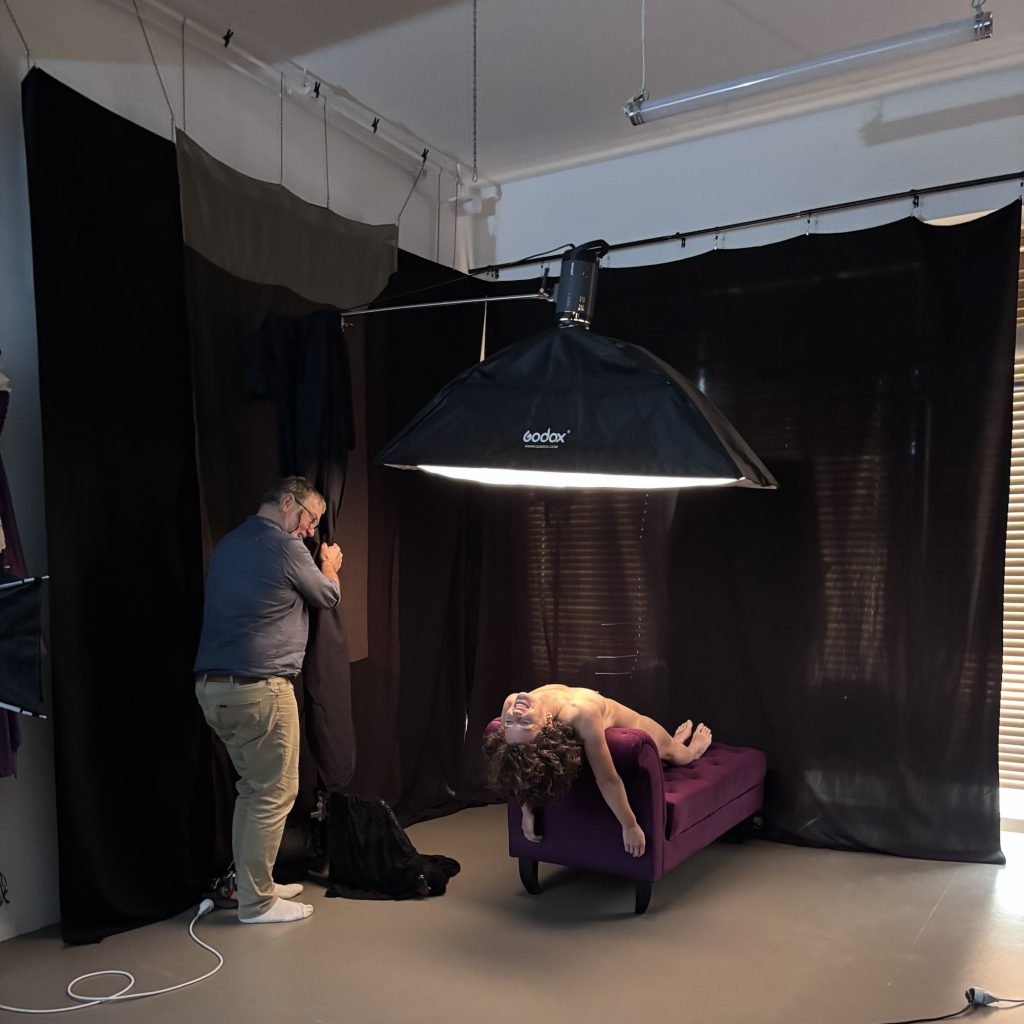 Backstage séance photo location par Michel du studio photo à Montreuil 93 de Céline Pivoine Eyes femme photographe près de Nogent sur marne avec Chiara modèle pris de vue