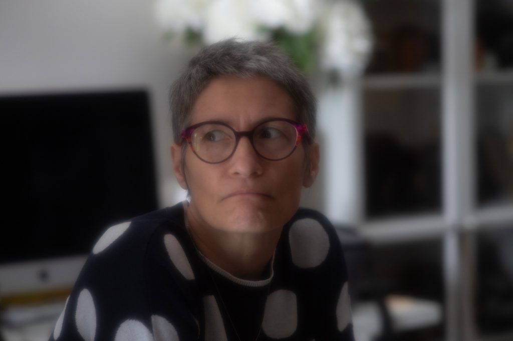 Backstage séance photo location par Michel du studio photo à Montreuil 93 de Céline Pivoine Eyes femme photographe près de Rosny sous bois avec Chiara modèle femme portrait dubitatif directrice artistique