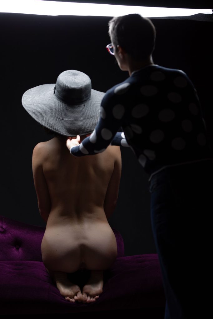 Backstage séance photo location par Michel du studio photo à Montreuil 93 de Céline Pivoine Eyes femme photographe près de Paris avec Chiara modèle femme accessoiriste