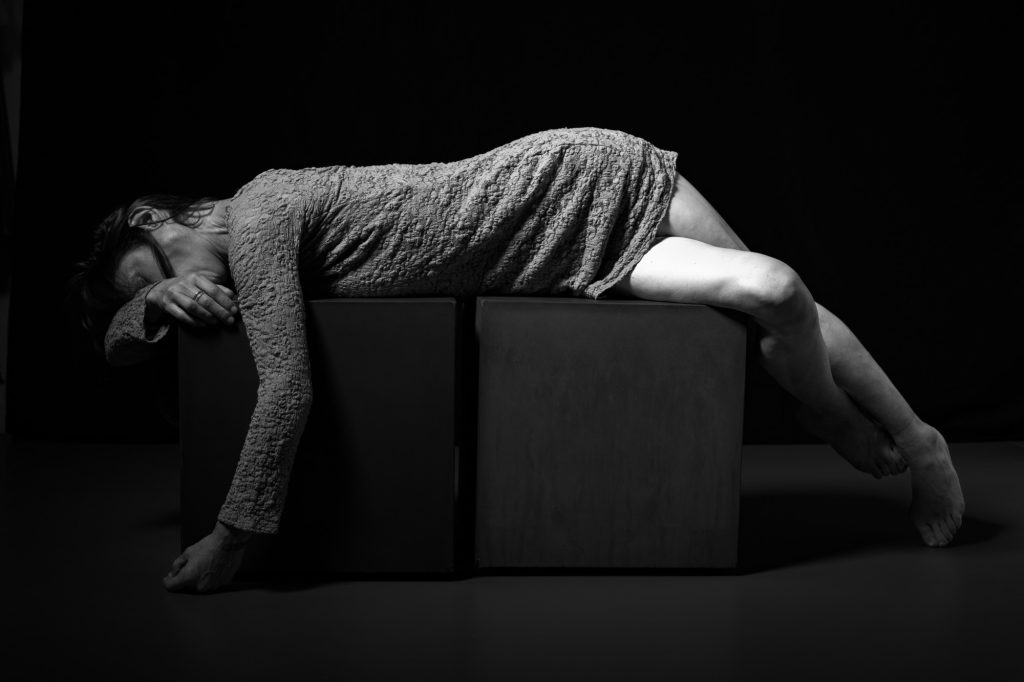 Séance photo shooting estime de soi confiance pour femme TCA trouble du comportement alimentaire anorexique maigre avec Céline 39 ans par Céline Pivoine Eyes femme photographe au studio photo location à Montreuil 93 près de Fontenay sous bois en robe allongée sur deux cubes noir et blanc