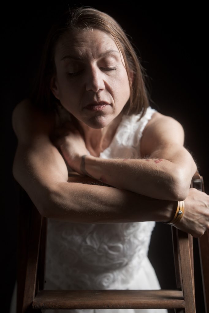 Séance photo shooting estime de soi confiance pour femme TCA trouble du comportement alimentaire anorexique maigre avec Céline 39 ans par Céline Pivoine Eyes femme photographe au studio photo location à Montreuil 93 près de Rosny sous bois portrait en robe blanche sur escabeau yeux fermés douceur