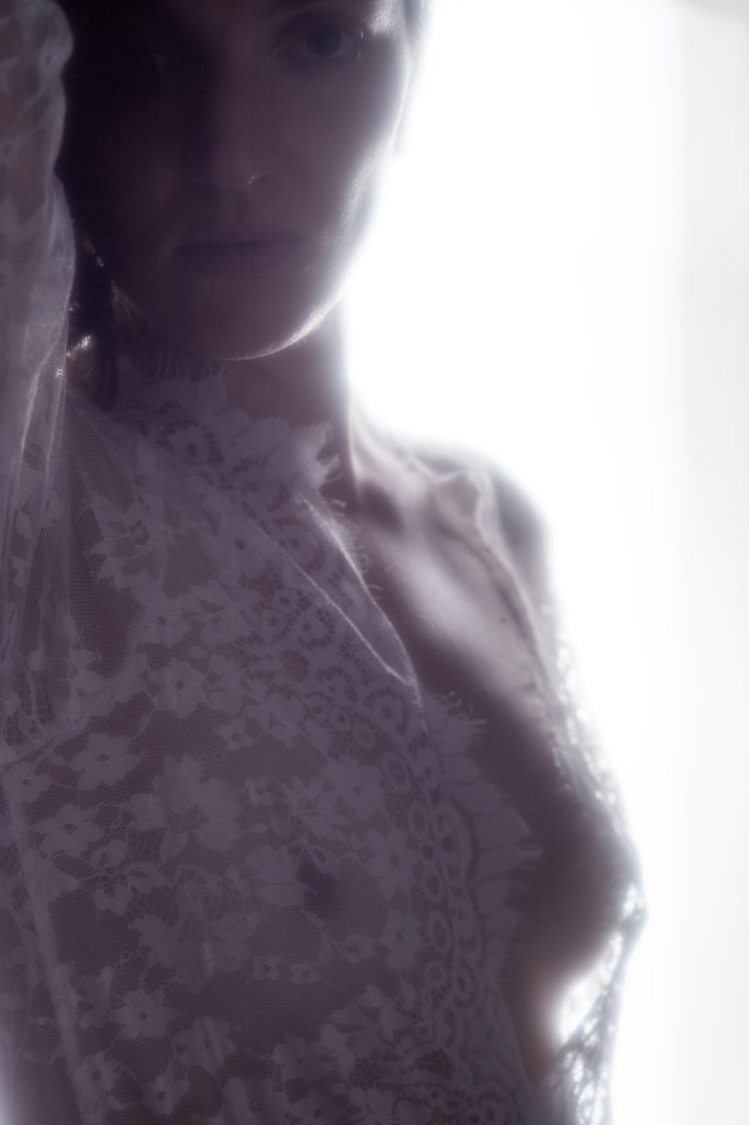 Extrait séance photo location par Michel Thetwoofus du studio photo à Montreuil 93 de Céline Pivoine Eyes femme photographe près du Val de marne avec Chiara modèle highkey contrejour blanc