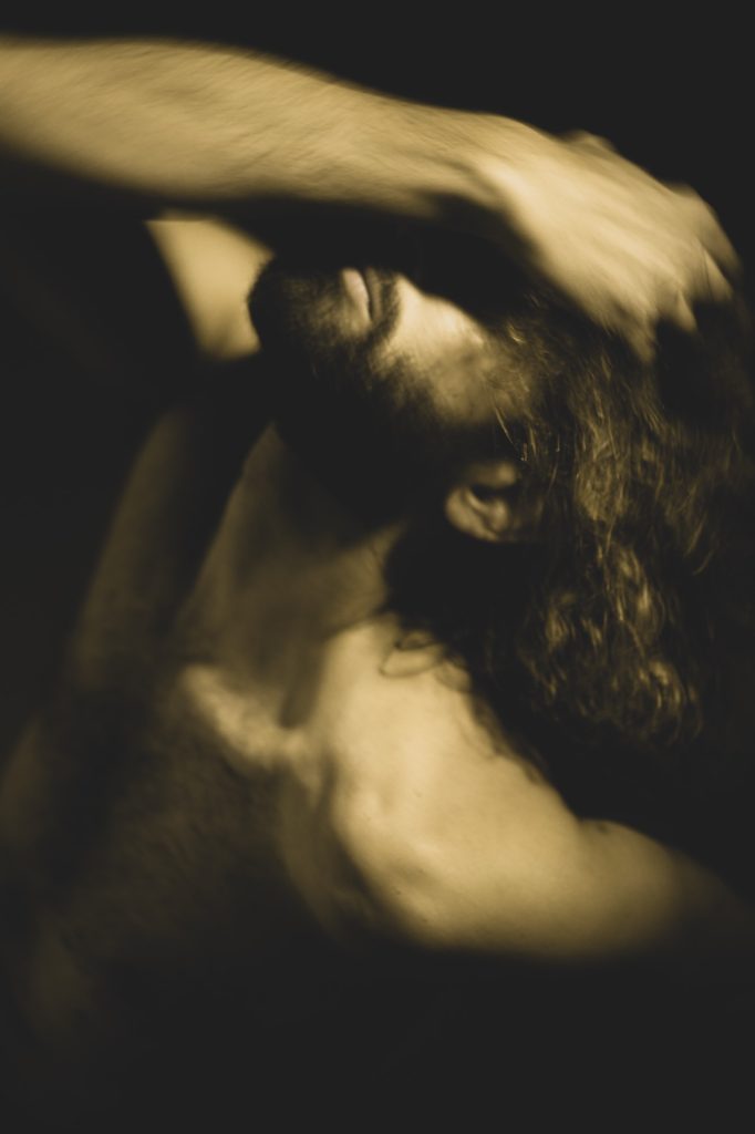 Séance photo shooting pour homme nu artistique avec Fry modèle par femme photographe céline pivoine eyes au studio photo location à Montreuil 93 près de Paris trouble flou artistique portrait clair obscur sépia 