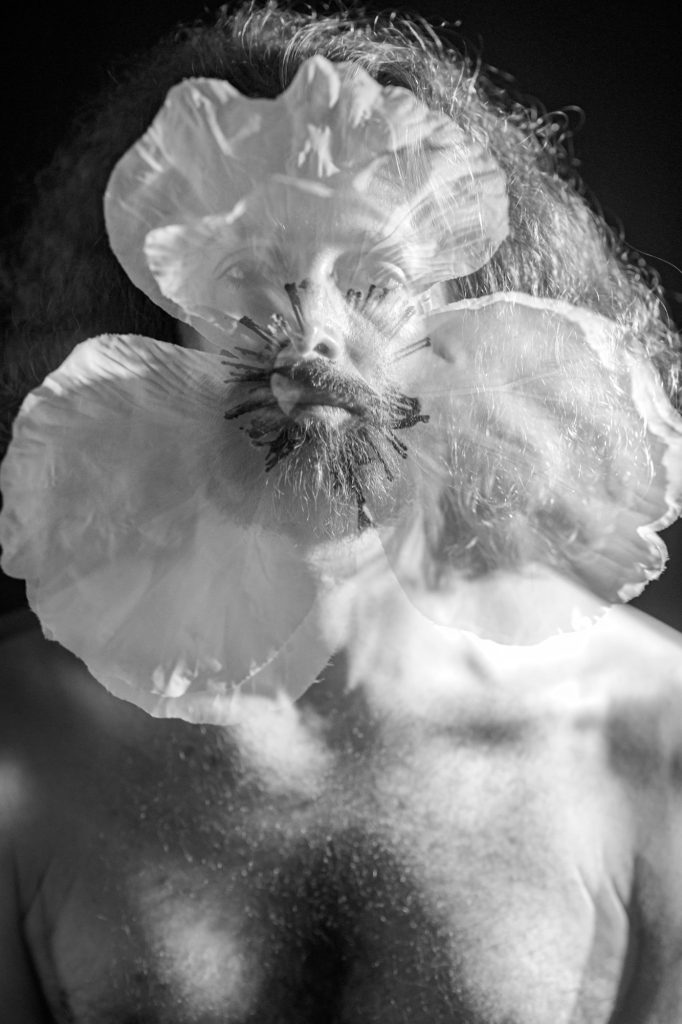 Séance photo shooting pour homme nu artistique avec Fry modèle par femme photographe céline pivoine eyes au studio photo location à Montreuil 93 près de Rosny sous bois portrait double exposition noir et blanc avec fleur blanche