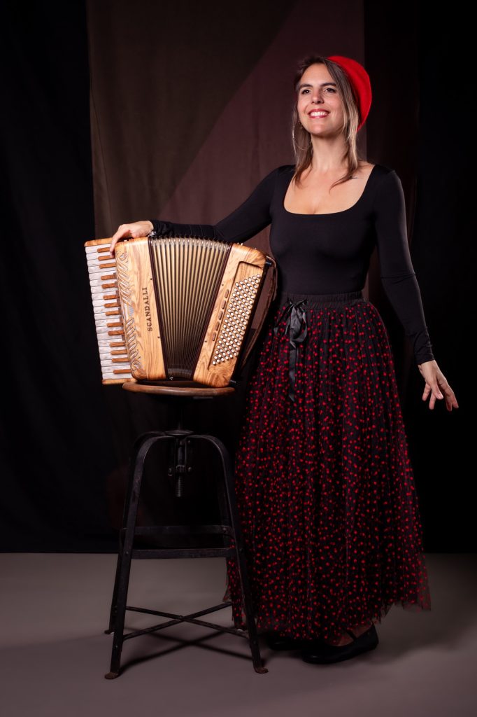 Séance photo profil professionnelle portrait cv Linkedin pour femme avec Marion artiste accordéoniste musicienne chanteuse par femme photographe céline pivoine eyes au studio photo location à Montreuil près de Noisy le sec jupe béret rouge sourire