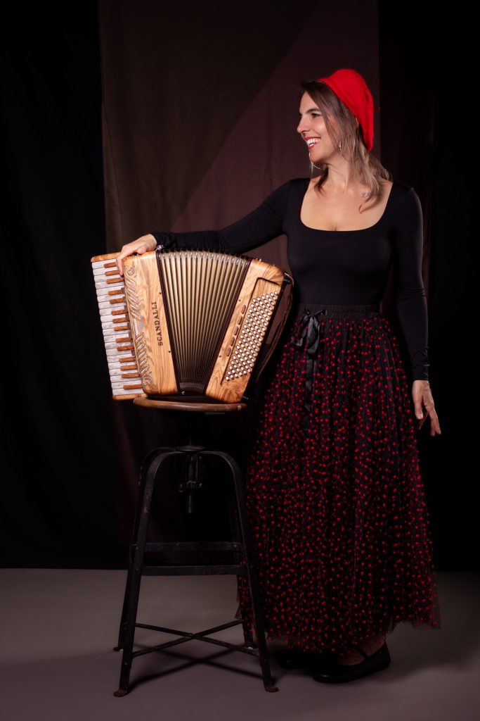 Séance photo profil professionnelle portrait cv Linkedin pour femme avec Marion artiste accordéoniste musicienne chanteuse par femme photographe céline pivoine eyes au studio photo location à Montreuil près de Fontenay sous bois jupe béret rouge