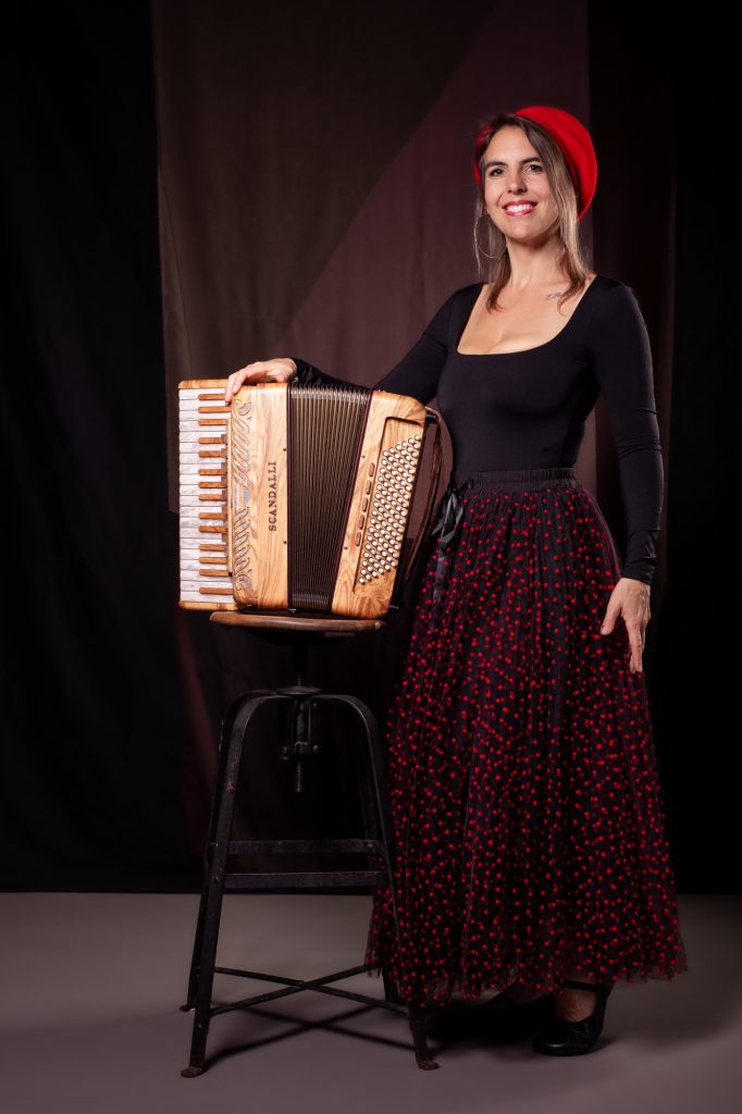 Séance photo profil professionnelle portrait cv Linkedin pour femme avec Marion artiste accordéoniste musicienne chanteuse par femme photographe céline pivoine eyes au studio photo location à Montreuil près de Nogent sur Marne jupe béret rouge sourire