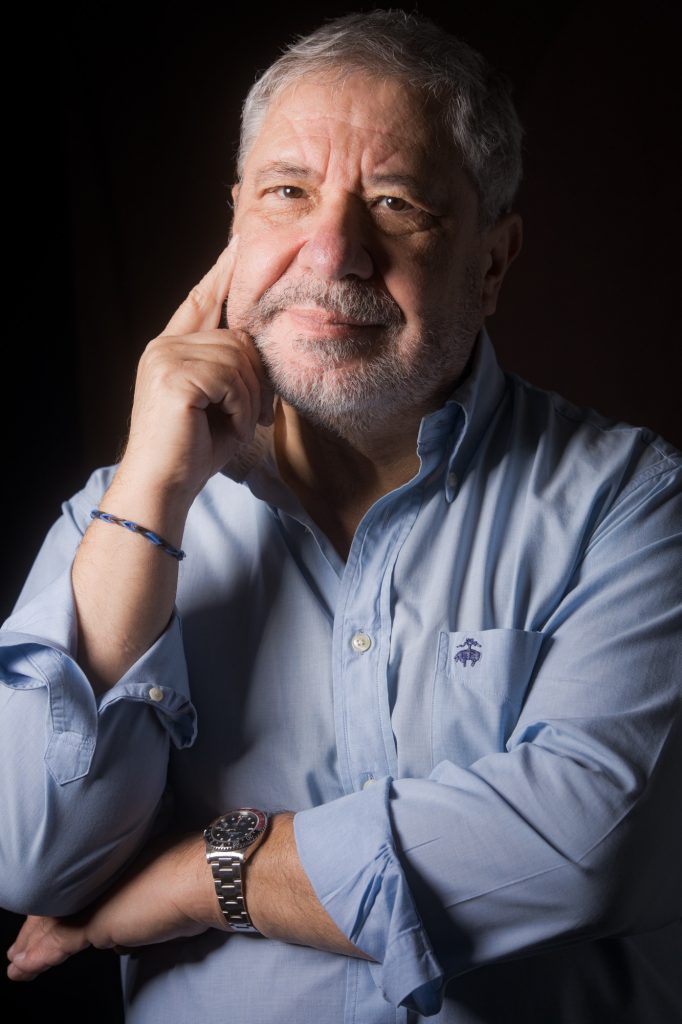 séance portrait homme mature sénior estime avec Milaur au studio photo location Céline Pivoine eyes femme photographe à Montreuil 93 près de Fontenay sous bois debout bras croisé chemise bleue