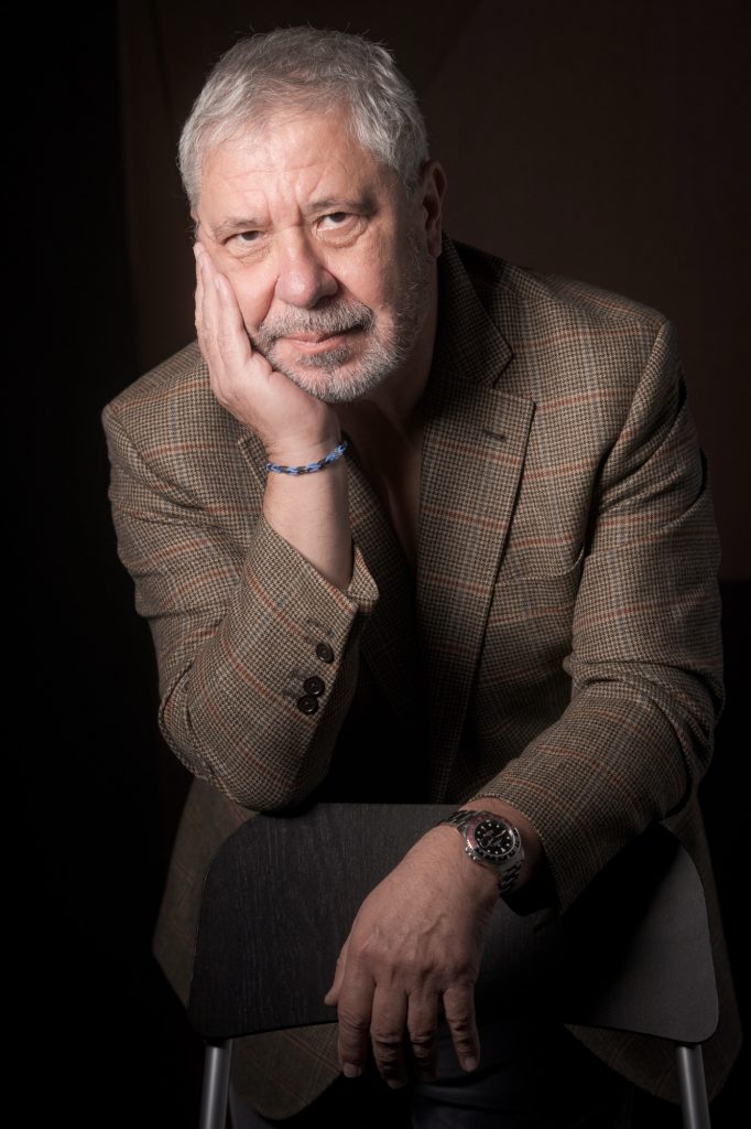 séance portrait homme mature sénior estime avec Milaur au studio photo location Céline Pivoine eyes femme photographe à Montreuil 93 près de Nogent sur Marne accoudé veste marron posé main