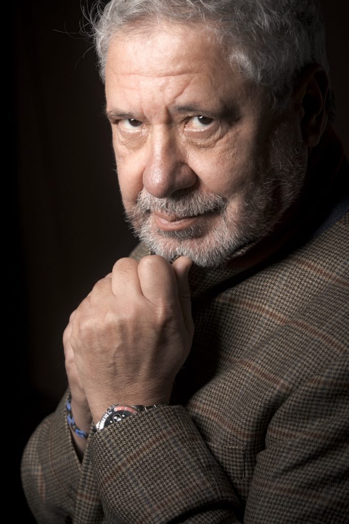 séance portrait homme mature sénior estime avec Milaur au studio photo location Céline Pivoine eyes femme photographe à Montreuil 93 près de Paris regard veste relevée mains avec barbe et cheveux blancs