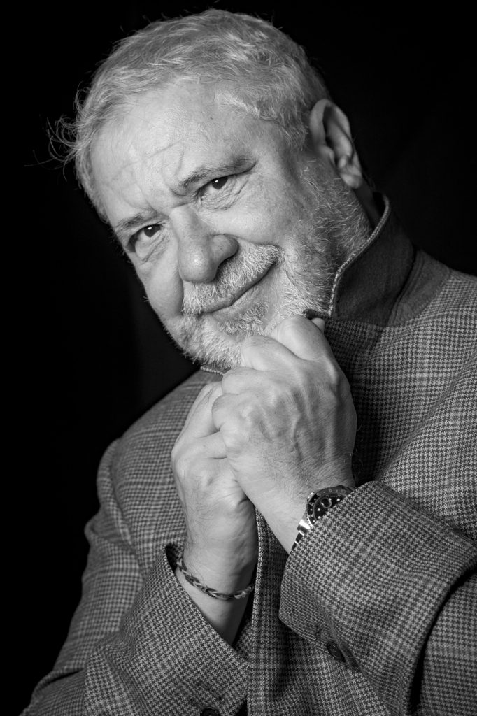 séance portrait homme mature sénior estime avec Milaur au studio photo location Céline Pivoine eyes femme photographe à Montreuil 93 près de Vincennes sourire veste et mains noir et blanc