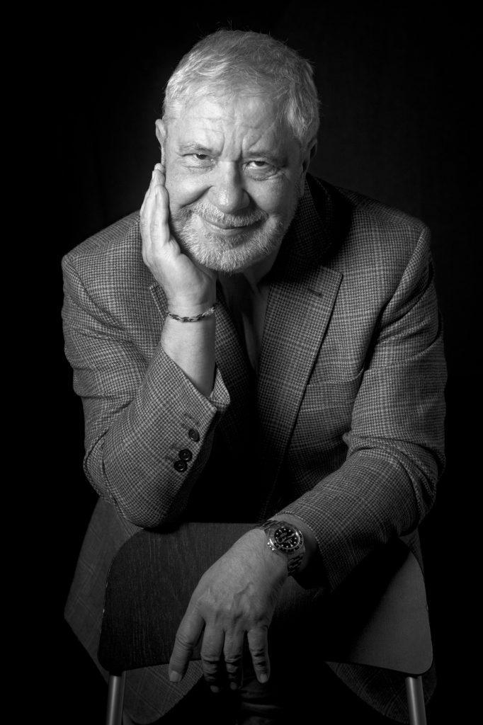 séance portrait homme mature sénior estime avec Milaur au studio photo location Céline Pivoine eyes femme photographe à Montreuil 93 près de Rosny sous bois sourire veste posé noir et blanc