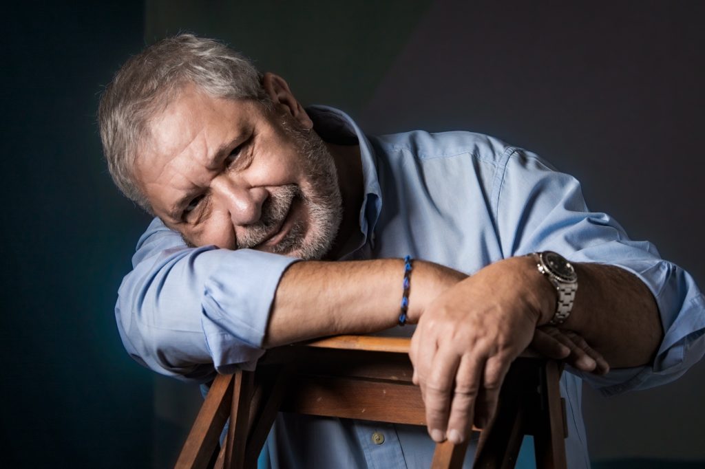 séance portrait homme mature sénior estime avec Milaur au studio photo location Céline Pivoine eyes femme photographe à Montreuil 93 près de Noisy le sec posé sur un escabeau chemise bleue