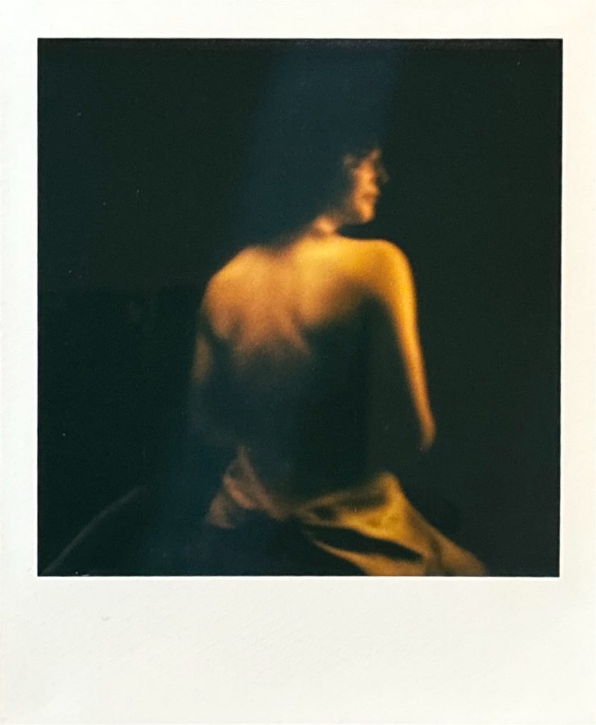 Séance photo boudoir avec Chiara au polaroid backstage location studio photo à Montreuil 93 femme photographe Céline Pivoine Eyes près de Paris de dos robe jaune